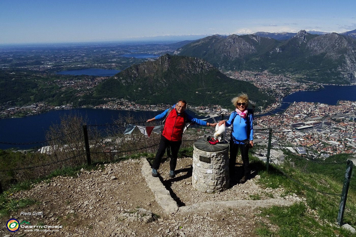 22 Spettacolare vista verso Lecco, i suoi laghi e monti.JPG